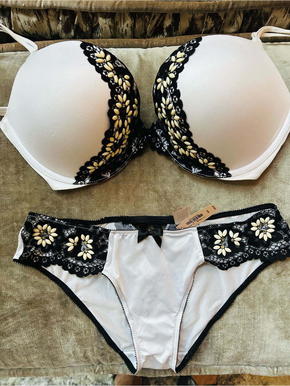 Women's White Floral Lace Bra & Panty Set